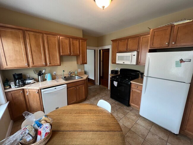 Building Photo - 9/1 Spacious Davis Sq 3BR w/EIK right by T...