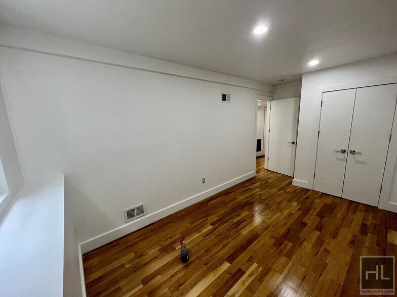 Building Photo - 2BR 1BA Townhouse Private Garden & In-Unit Laundry on Ocean Hill Bushwick Border