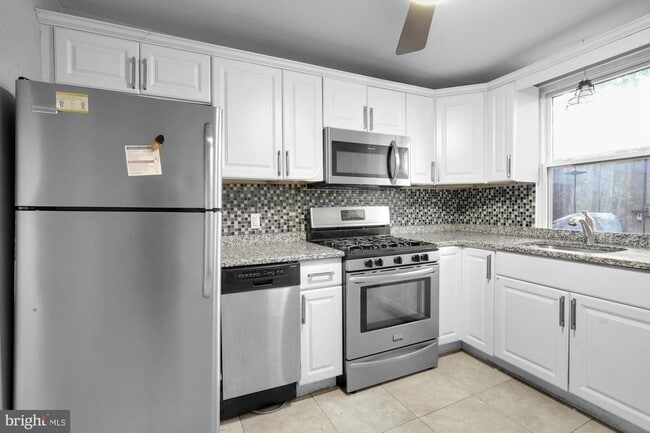 Primary Photo - 443 Emily St