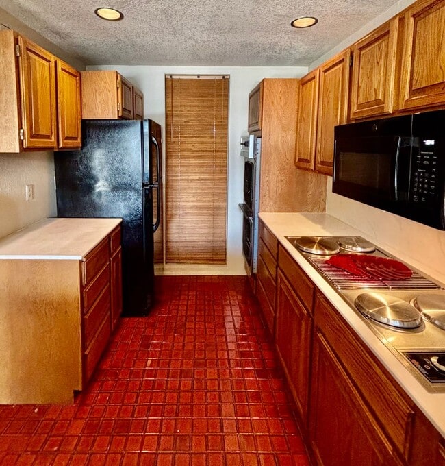 Building Photo - 2 Bed / 1.5 60-01 Redmond Townhouse $2,695/mo