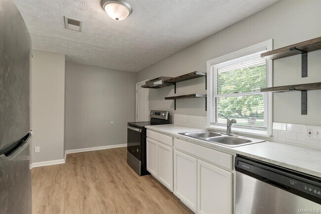 Building Photo - 1301 Beaumont Dr