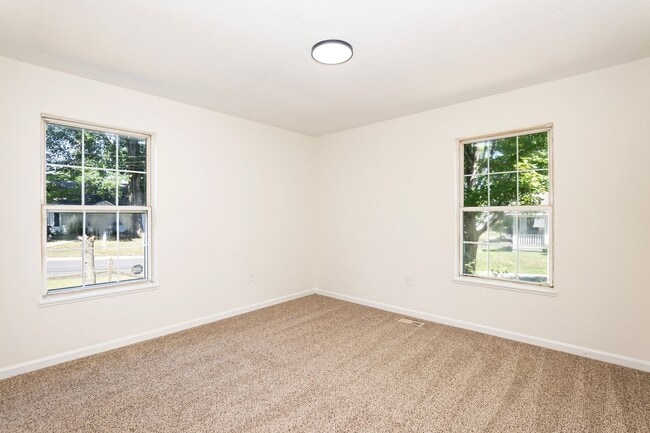 Building Photo - Three Bedroom Home Move in ready!