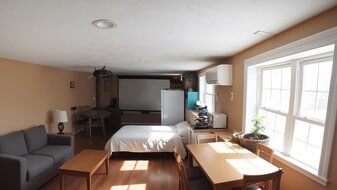 Building Photo - 63 Purinton St