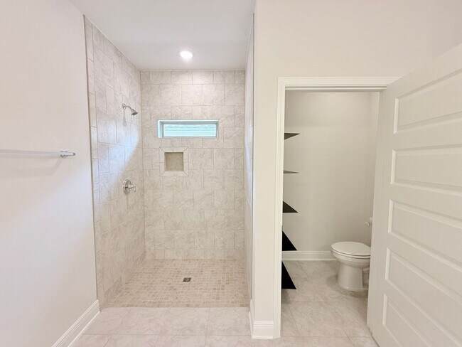 Building Photo - Spacious 4-Bedroom Home - Community Pool