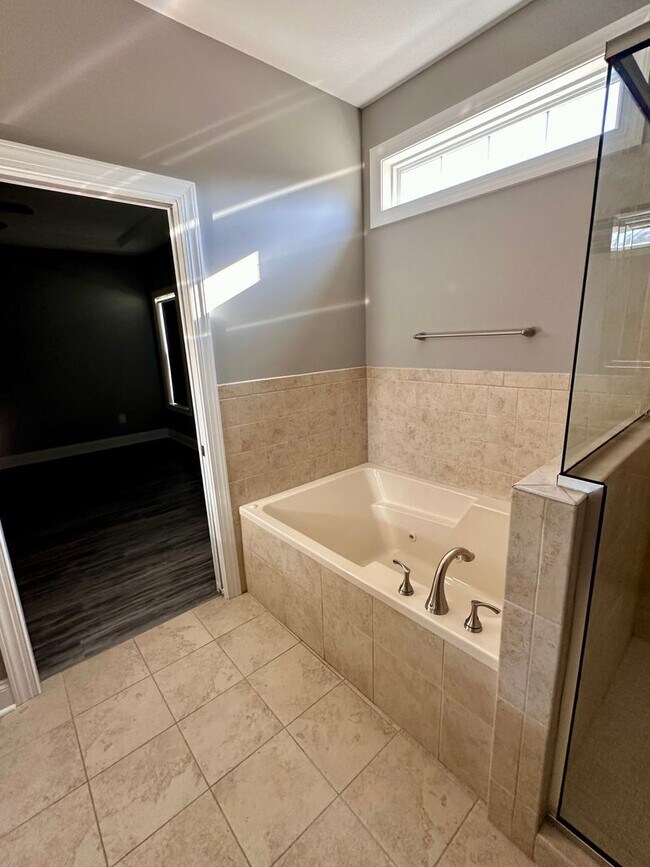 Building Photo - 1210 Stonewyck Dr