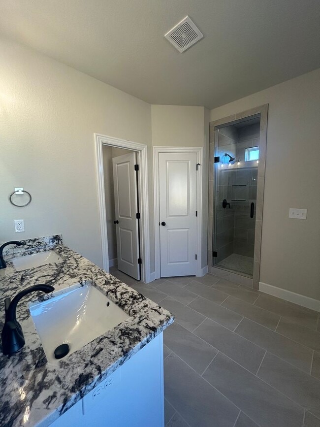 Building Photo - Beautiful Modern Home in Pea Ridge!