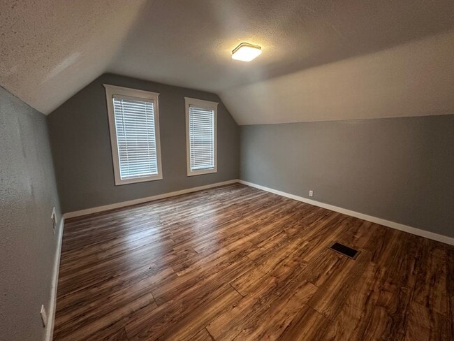 Building Photo - Beautifully Refreshed Three-Bedroom Single-Family Home in Park West