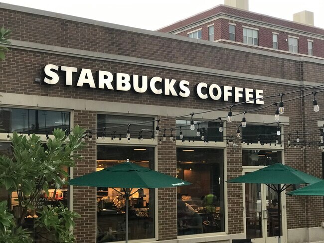 Building Photo - 10018 Vanderbilt Cir