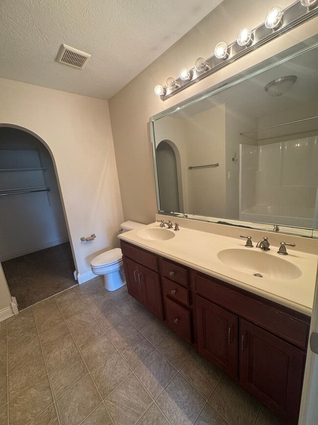 Building Photo - 581 Beehler Dr