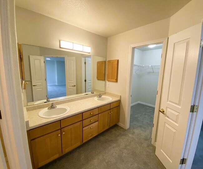 Building Photo - Easy to Enjoy Home Awaits in Perfect Location