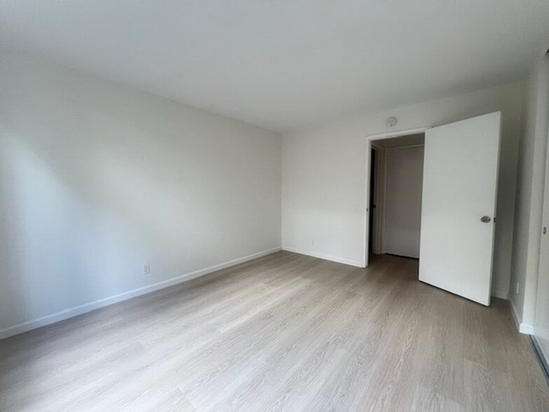 Building Photo - 811 York St