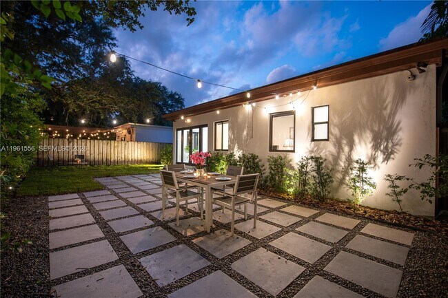 Building Photo - 360 NE 87th St