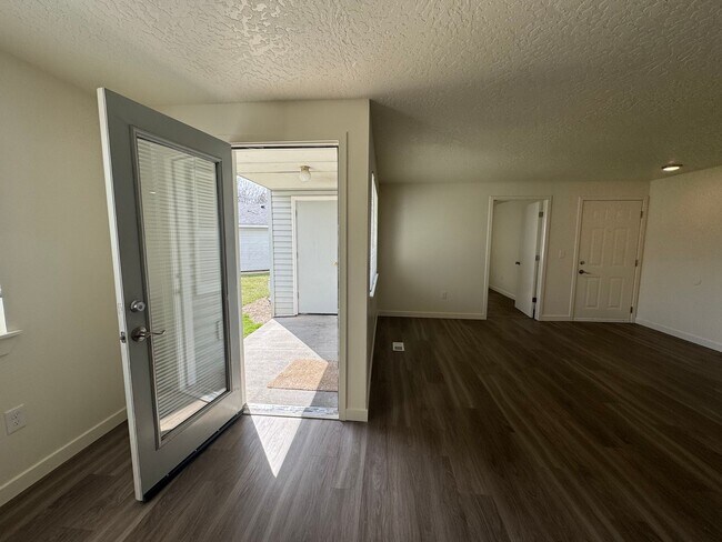 Building Photo - 3125 S Apple St