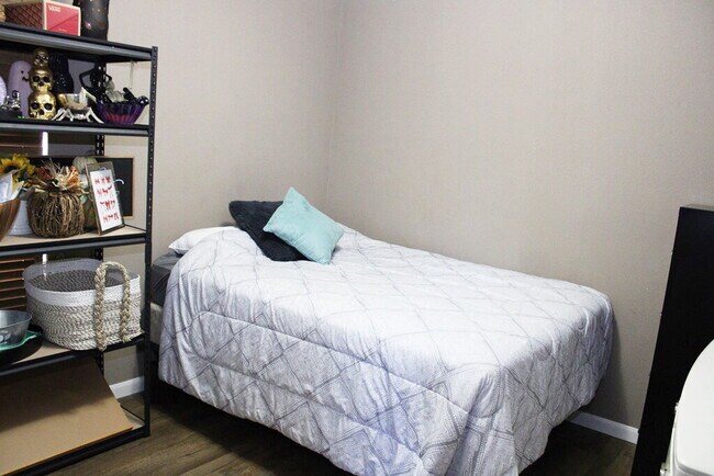 Building Photo - "Spacious 3-Bedroom 2-Bath Retreat in Fort...