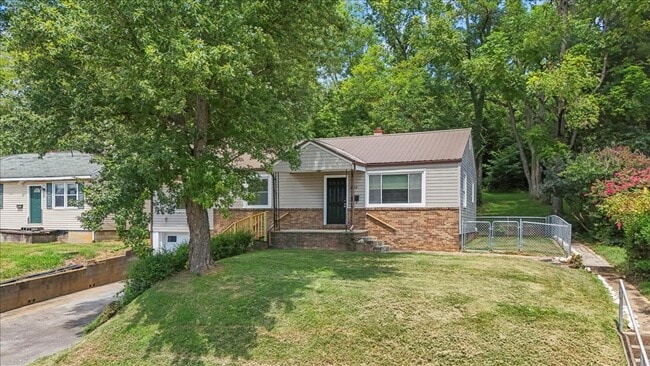 Building Photo - 4 bedroom, 2 bath home with den and garage...