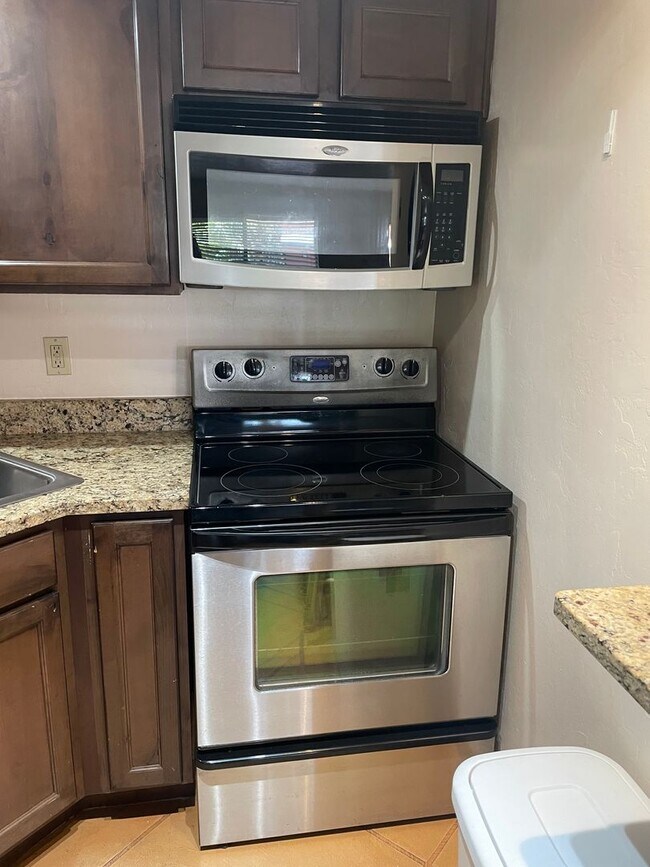 Building Photo - Pre-Leasing for August 1st!! Lovely 3 Bedroom Condo!! Close to the University of Arizona!! Perfec...