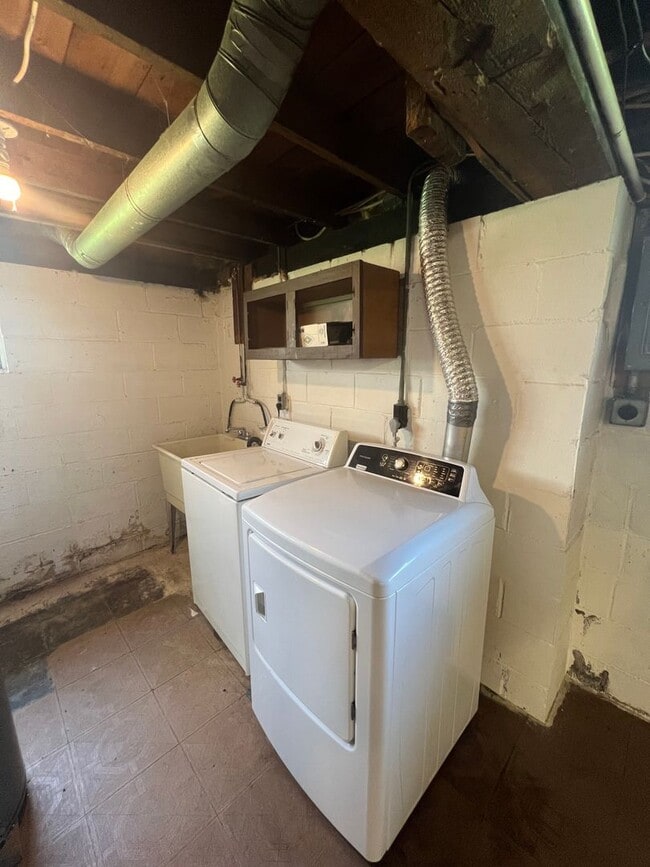 Building Photo - AVAILABLE JUNE - 3 Bed 1 Bath w/ Great View