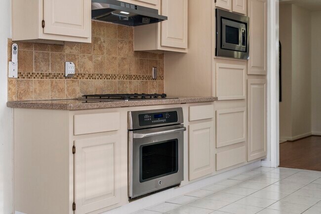 Building Photo - 2710 Pineleaf Dr