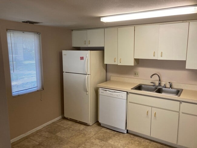 Building Photo - Downstairs 2/2 Country Club Village Condo ...