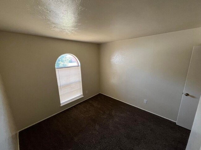 Building Photo - Nice 3 Bedroom Home