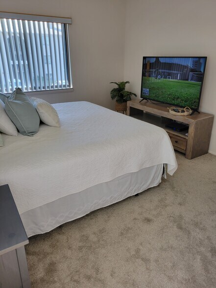 Master Bedroom - 2050 Hunters Glen Dr