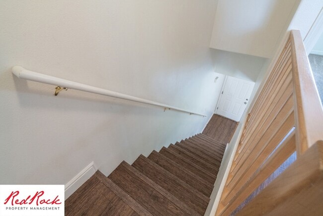 Building Photo - 2 Bedroom Townhome Available