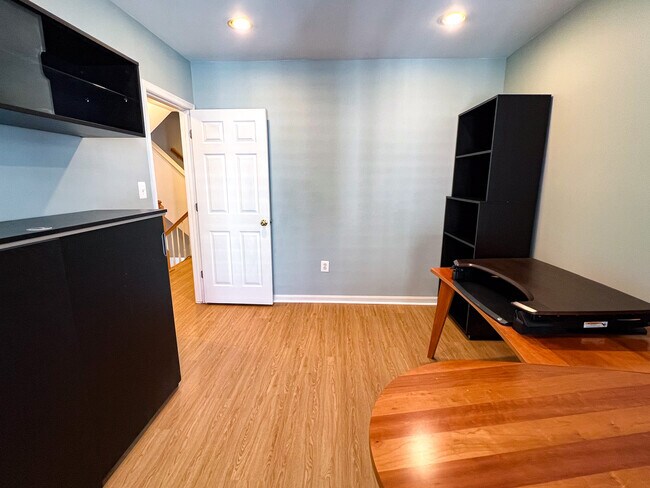 Building Photo - 557 Longhorn Crescent