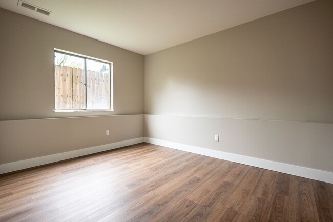 Building Photo - 733-743-743 E Wilbeth Rd