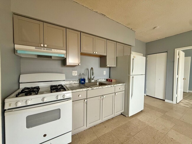 Building Photo - 132 Locust St