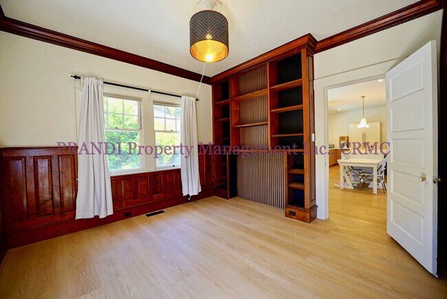 Building Photo - Classic, Modern and Private Home with Fres...