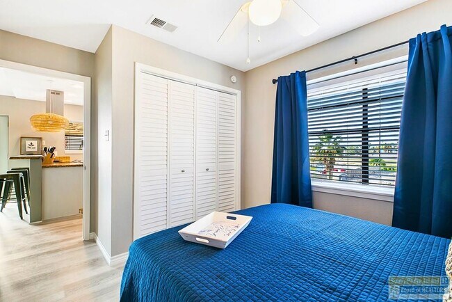 Building Photo - 113 W Sunny Isle Dr