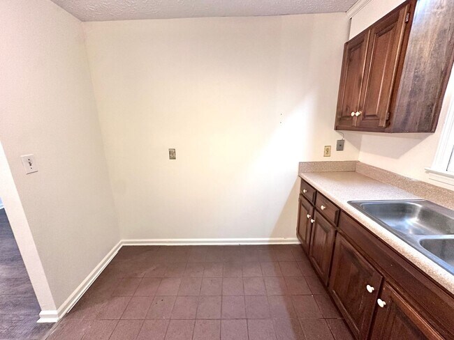 Building Photo - 505 Chateau Dr SE