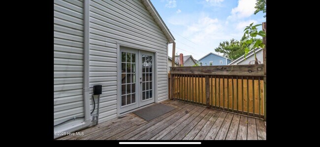 Building Photo - 609 N 10th St