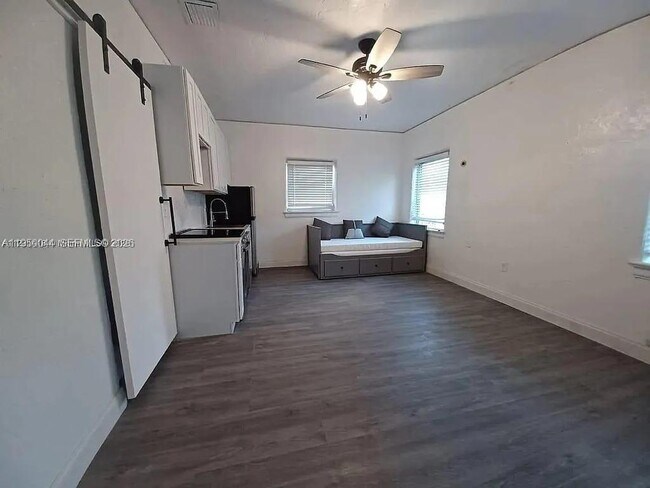 Building Photo - 2822 Pine Tree Dr