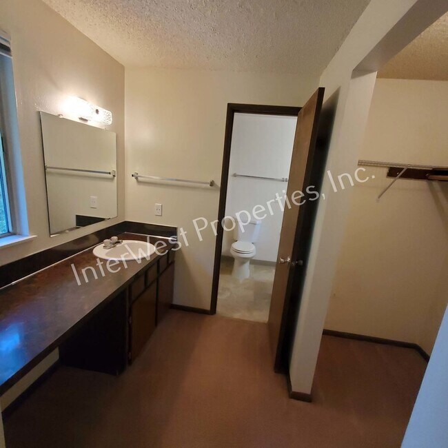 Building Photo - JOHNS01