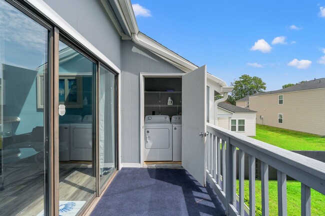 Building Photo - Fully furnished condo minutes from the beach!