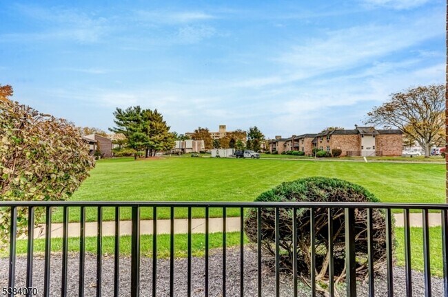 Building Photo - 807 Eves Dr