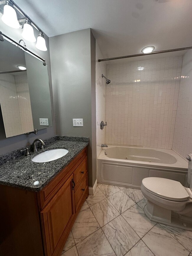 Building Photo - Spacious 3 Bed 2 Bath Apartment With Garag...