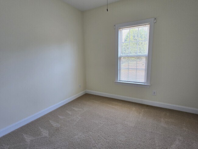 Building Photo - 6 Viburnum Ln
