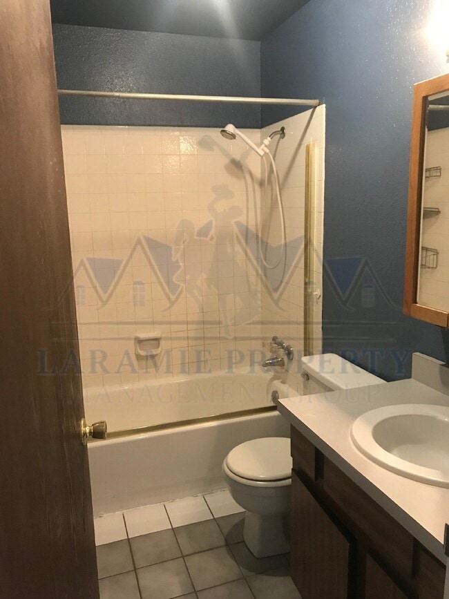 Building Photo - 3-Bedroom Townhome with Fenced Yard & Detached Garage