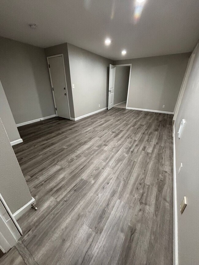 Building Photo - TRA3106