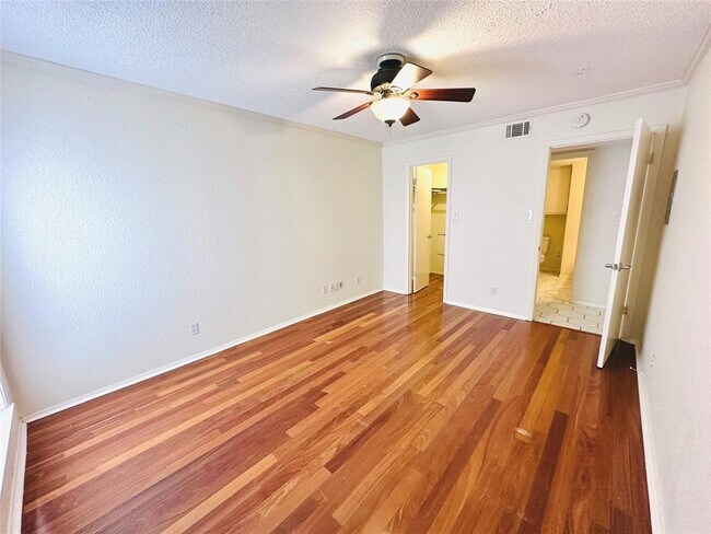 Building Photo - 1101 Hollow Creek Dr
