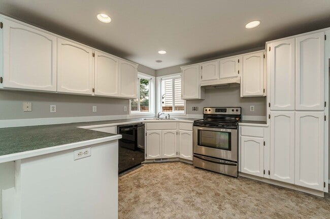 Building Photo - A/C Equipped 4 Bedroom 2.5 Bath Located in...