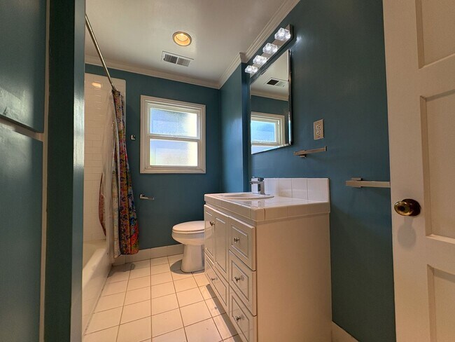 Building Photo - Beautiful 4BD/2BA Menlo Park Home with Lar...