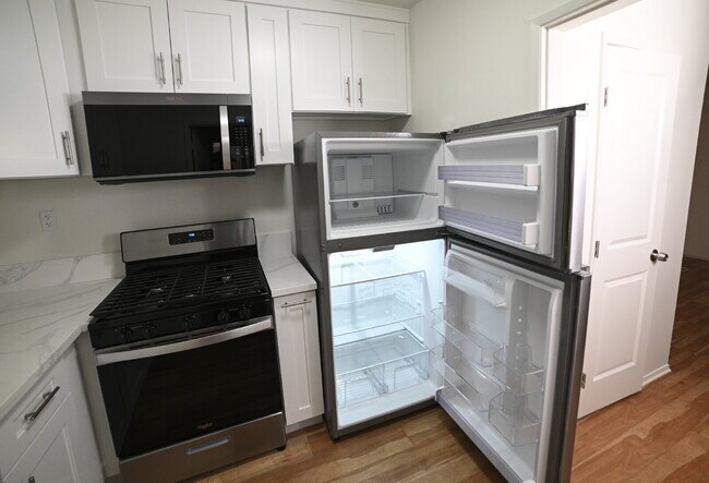 Building Photo - Newly remodeled studio in a gated building with pool and laundry room!