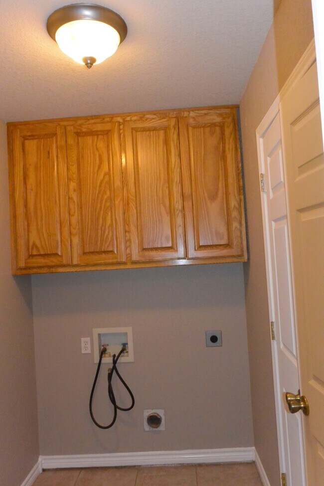 Building Photo - AVAILABLE NOW Single Family Home 3/2/2