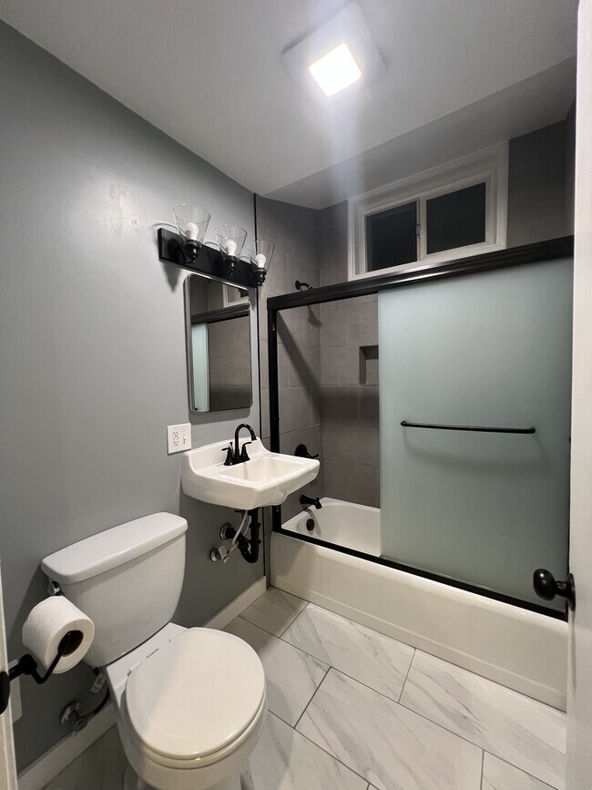 Building Photo - 225 N Cloverdale Blvd