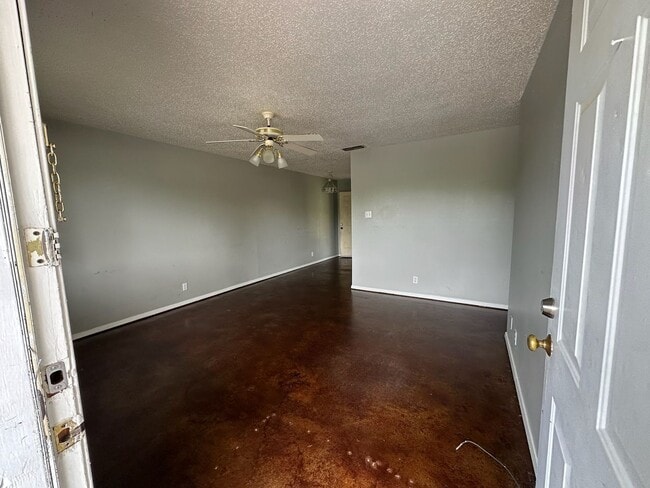 Building Photo - 210 Memory Ln