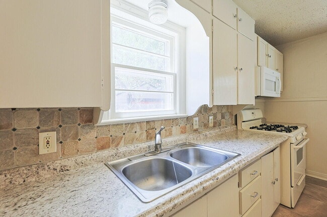 Building Photo - 2305 21st St