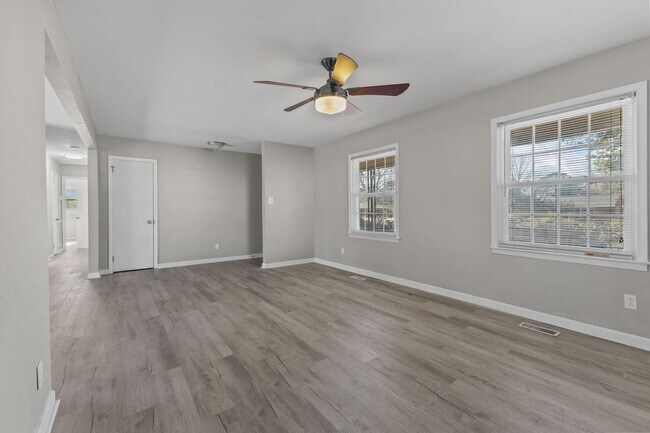 Building Photo - Welcome to the 3 Bed 2 Bath in Fayetteville